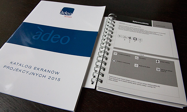 Adeo Screen - Katalogi drukowane i próbniki powierzchni projekcyjnych