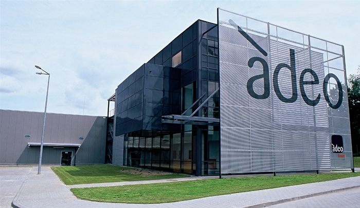 Adeo Screen: Przerwa wakacyjna w produkcji ekranów projekcyjnych